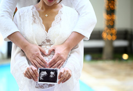 生まれる前の赤ちゃんと初めての記念写真妊娠の記録を残す、マタニティフォト