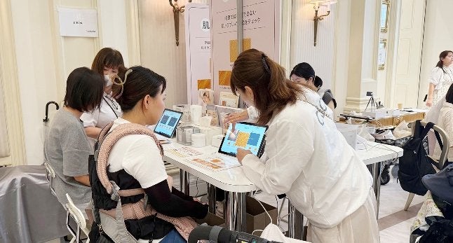 出展ブースで接客する様子