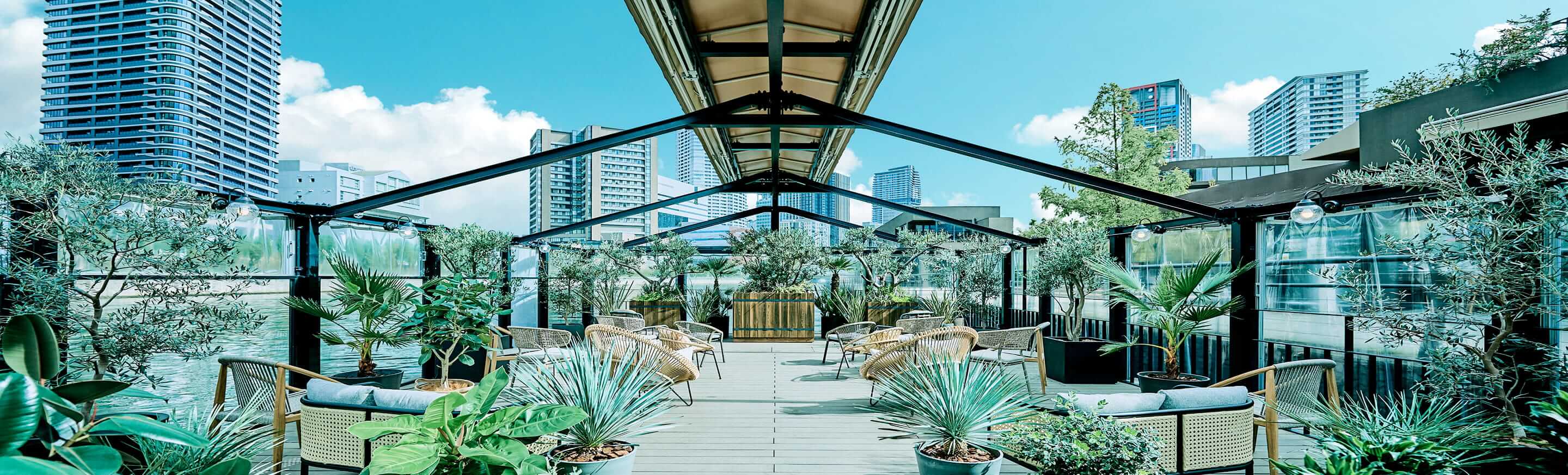 挙式やオープニングセレモニーを行う水上テラス