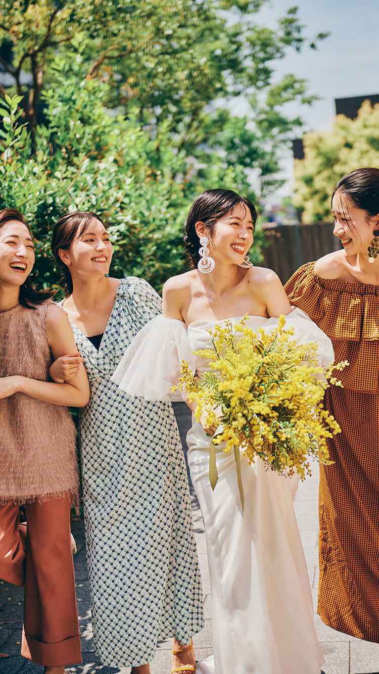 ドレス姿で笑顔の新婦と、その友人