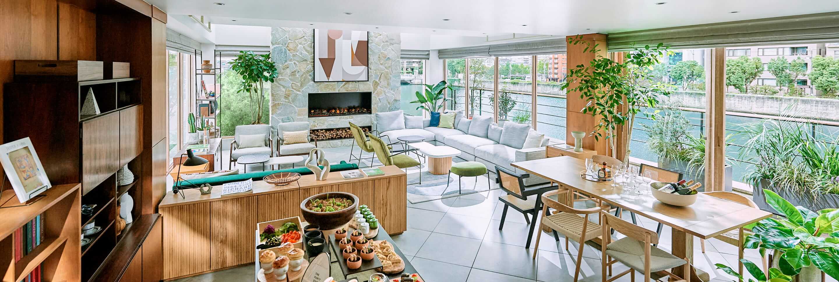 暖炉があり、ゆっくりと寛げるソファが配置された会場のイメージ写真