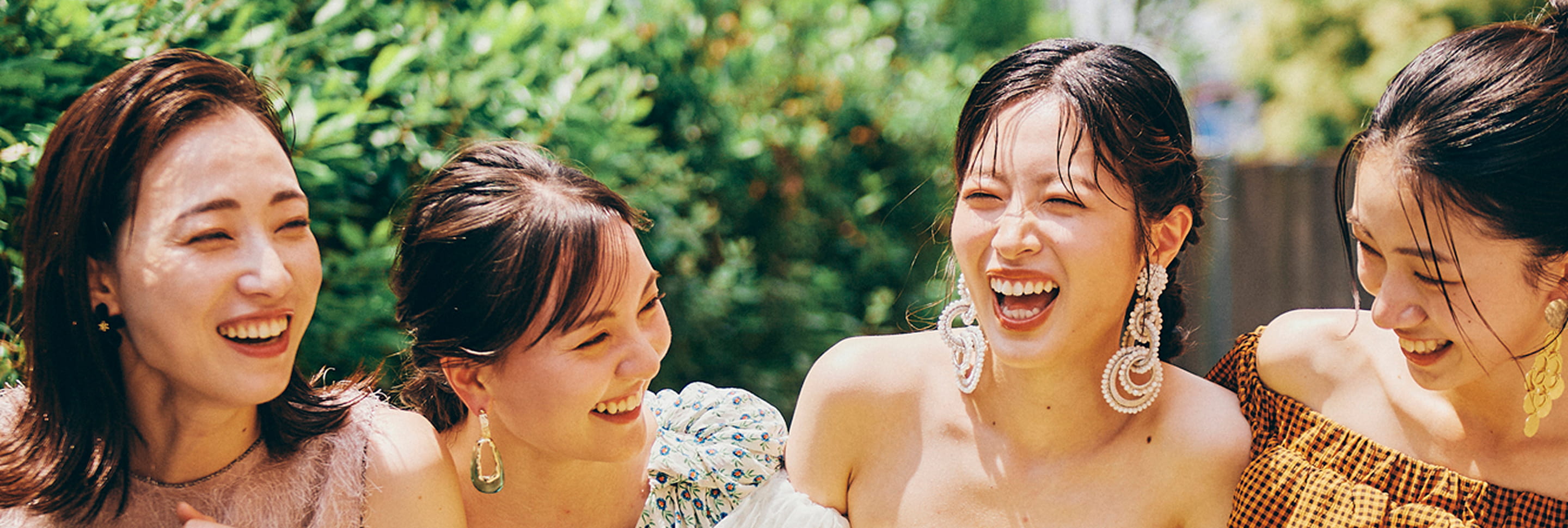 新婦が友人たちに囲まれながら、今日の衣装や感想を語り合う。