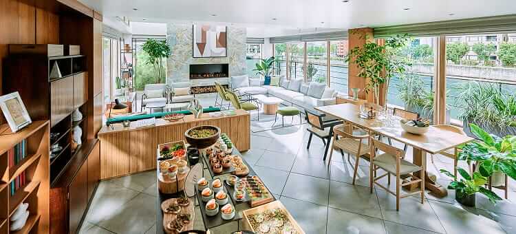 暖炉があり、ゆっくりと寛げるソファが配置された会場のイメージ写真