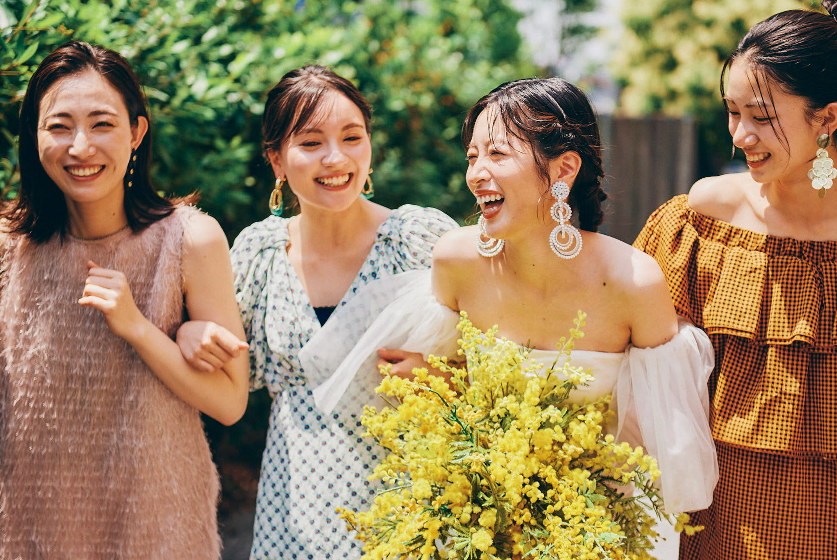 ドレス姿で笑顔の新婦と、その友人