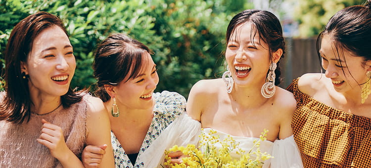 新婦が友人たちに囲まれながら、今日の衣装や感想を語り合う。