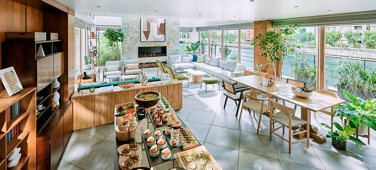 暖炉があり、ゆっくりと寛げるソファが配置された会場のイメージ写真