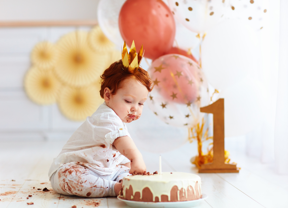 1歳の誕生日の新定番！フォトジェニックなスマッシュケーキのアイキャッチ