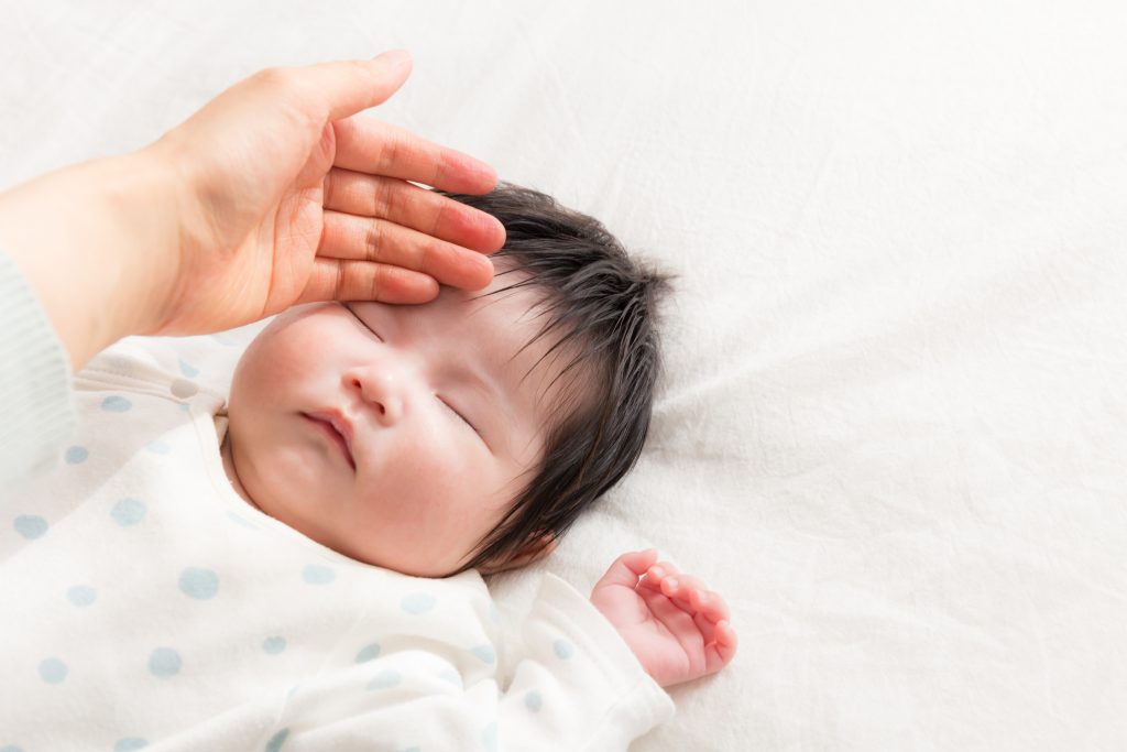 赤ちゃんが発熱してしまったら?発熱時にチェックすべきポイントと自宅で出来るケアをご紹介のアイキャッチ