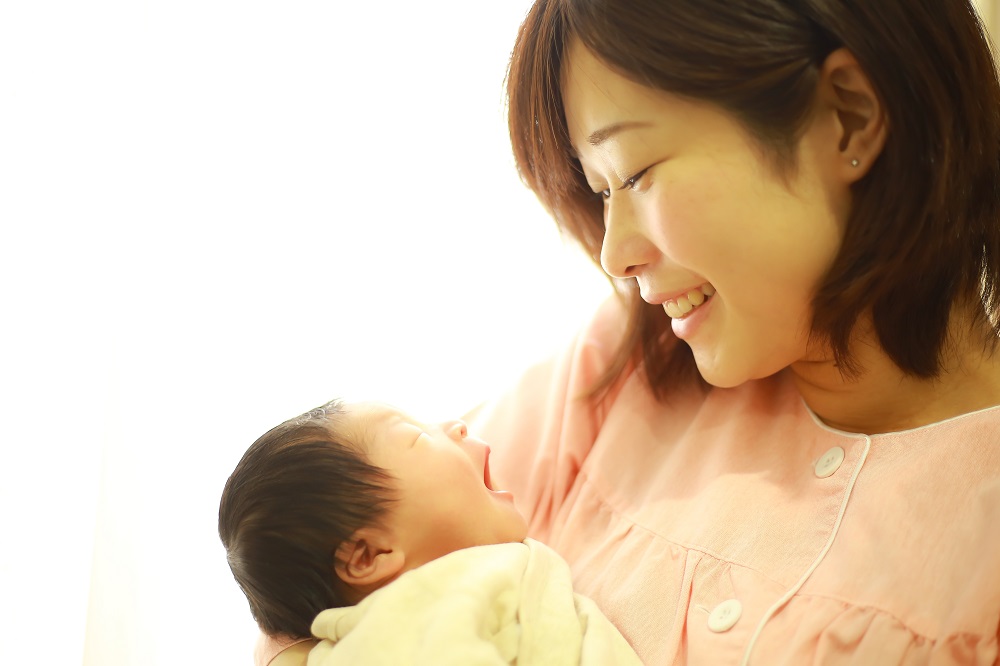 出産報告は誰にいつするべき?出産報告のマナーのアイキャッチ