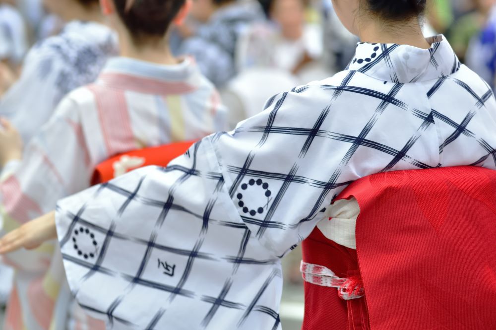 どんなスタイルの盆踊りにする?今年は夫婦で盆踊りに出かけよう!のアイキャッチ