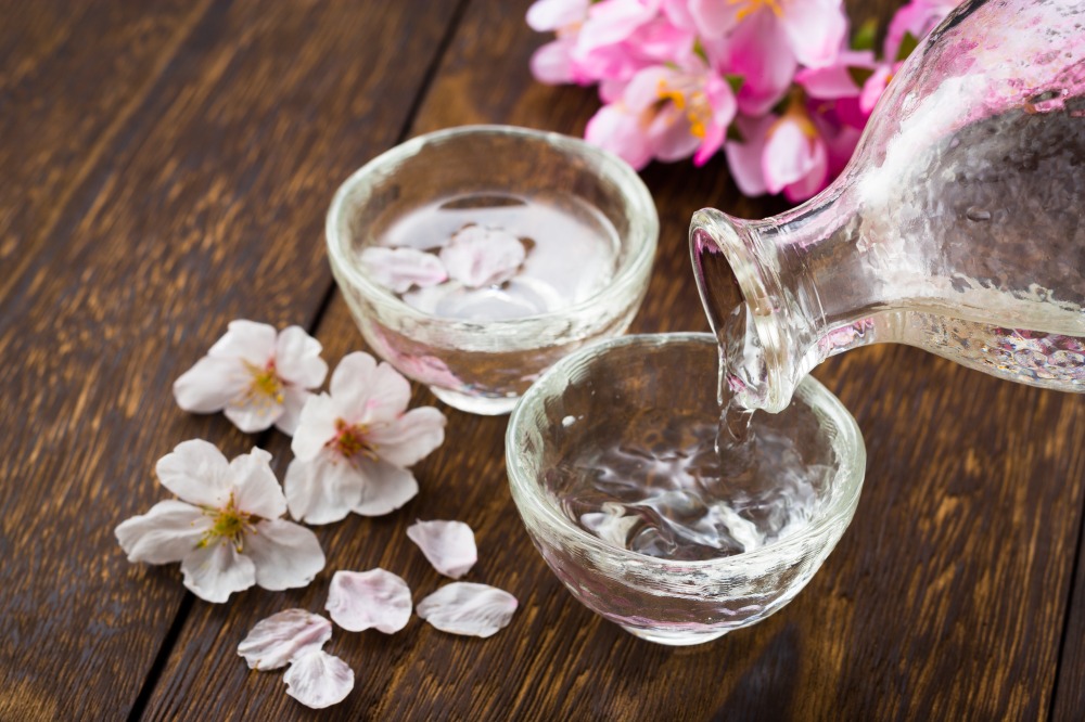 晩酌にピッタリ 春の夜夫婦で楽しむ桜のお酒のアイキャッチ