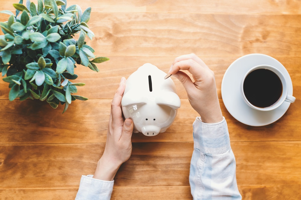 思わず貯金したくなる貯金箱?今から始める、年末年始旅行のための資金計画のアイキャッチ