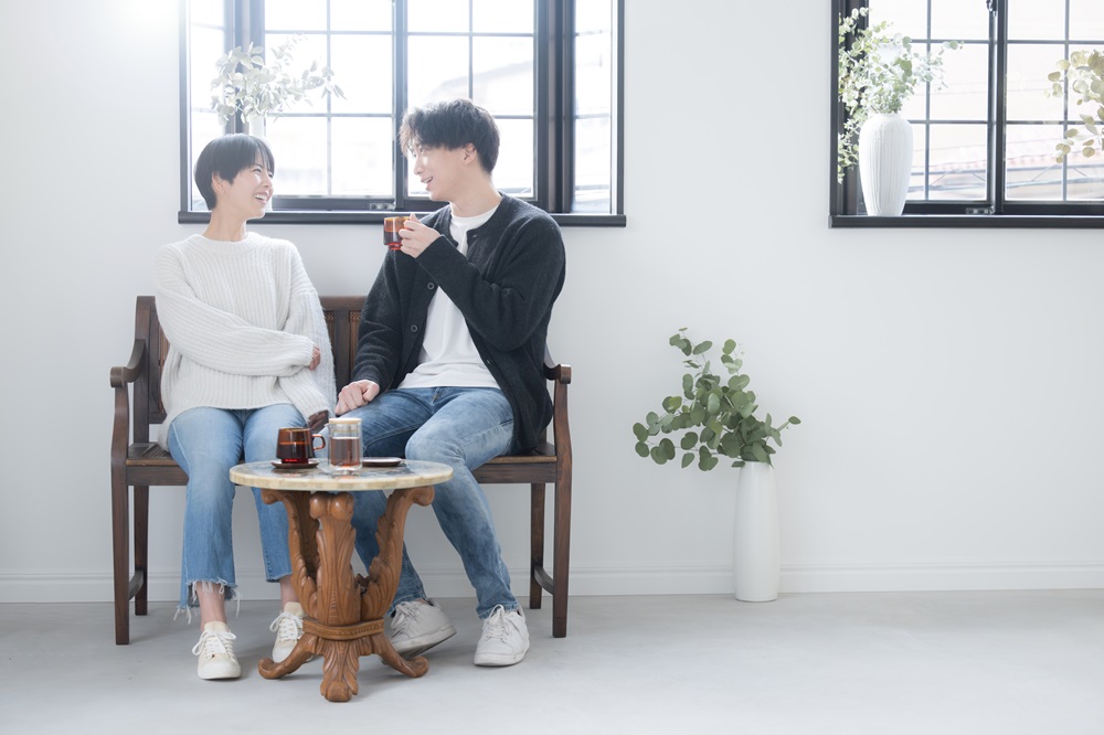 2025年のトレンドデニムで楽しむ夫婦のコーディネートのアイキャッチ