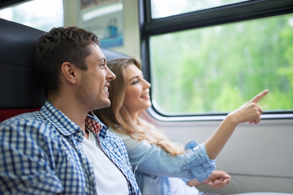 景色を楽しみ会話も楽しむ鉄道の旅のアイキャッチ