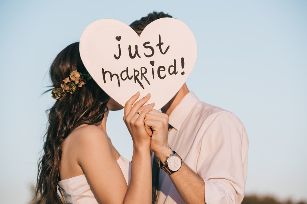 セルフでOK！おしゃれで今どき結婚報告フォトの撮り方まとめのアイキャッチ